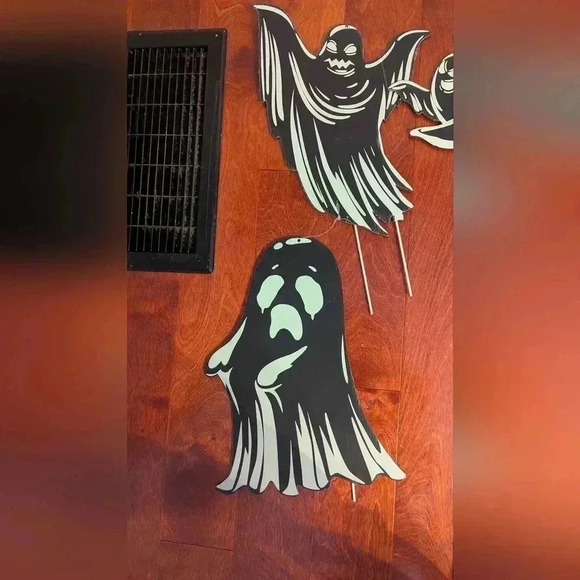 Ghost Halloween Yard Decoration Signs (EUC) - Picture 2 of 7